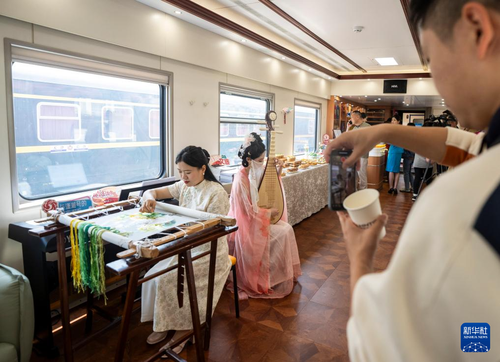 首列湖湘主题旅游专列“南方列车·潇湘号”在长沙发车