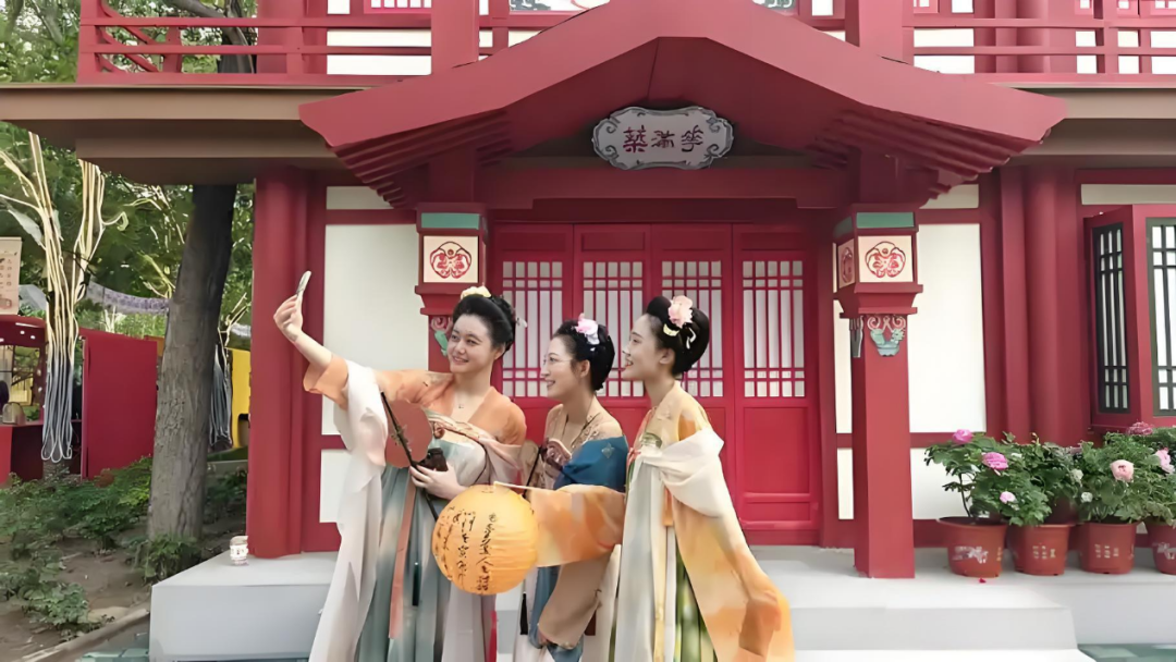 从荧幕到公园!“北京大视听”如何让菏泽牡丹、北疆草原借剧“出圈”? 从荧幕到公园!“北京大视听”如何让菏泽牡丹、北疆草原借剧“出圈”?