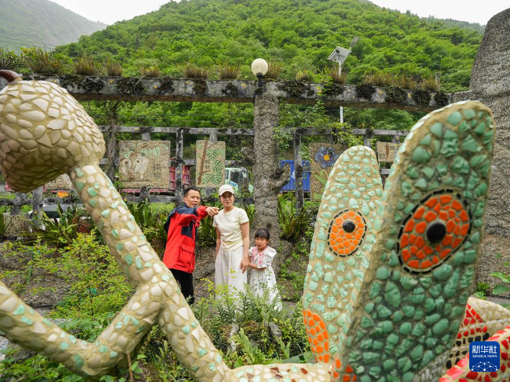 父子携手17载守护汶川这片“植物王国”