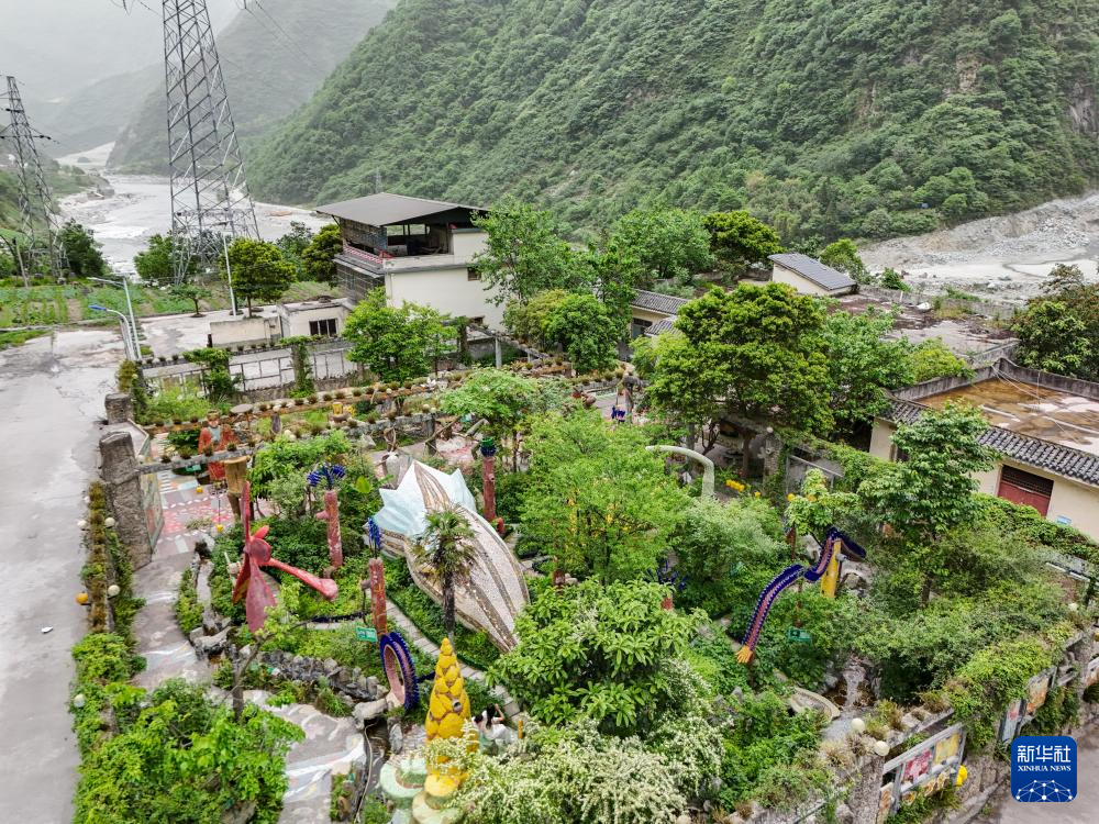 父子携手17载守护汶川这片“植物王国”
