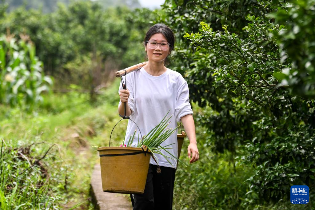 全网追的“扁担女孩”，找到了！