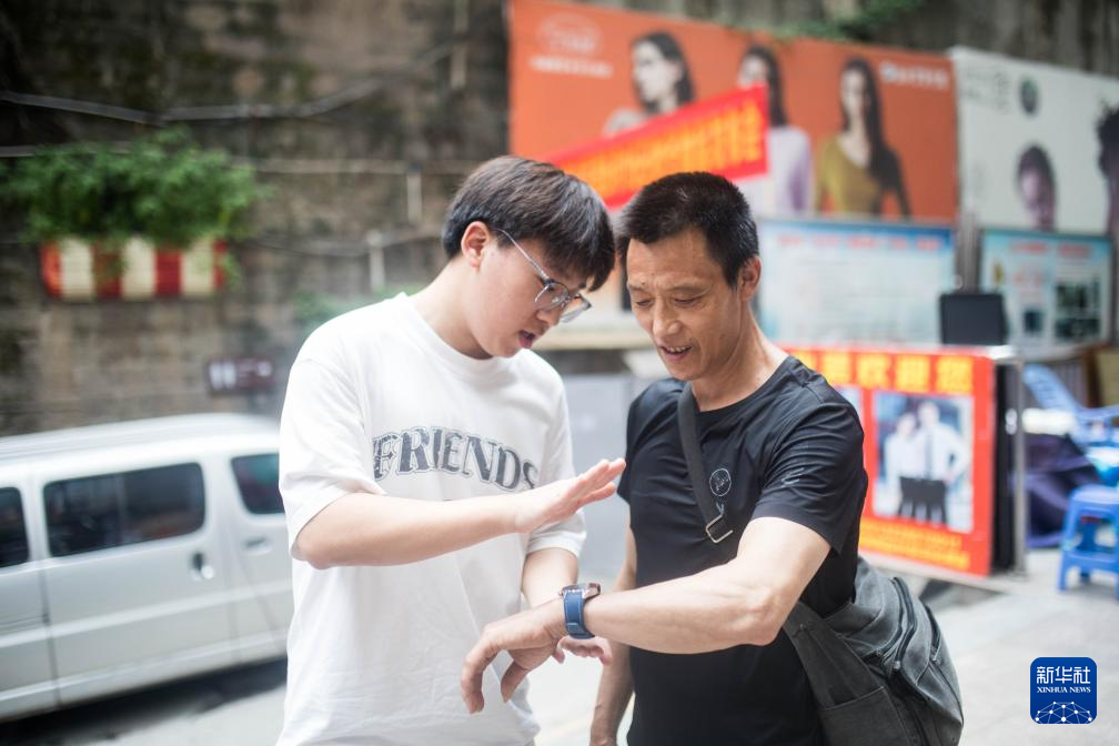 温度丨父亲节，“棒棒”父亲收到了儿子的礼物