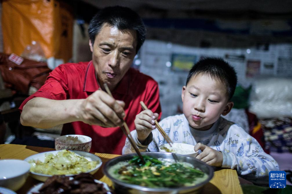 温度丨父亲节，“棒棒”父亲收到了儿子的礼物