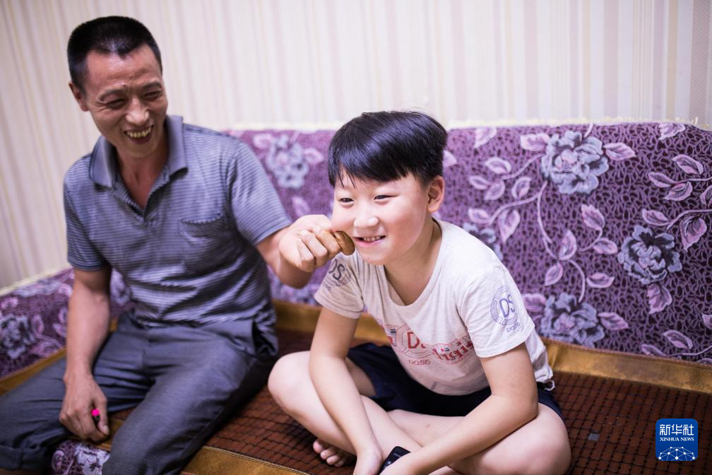 温度丨父亲节，“棒棒”父亲收到了儿子的礼物