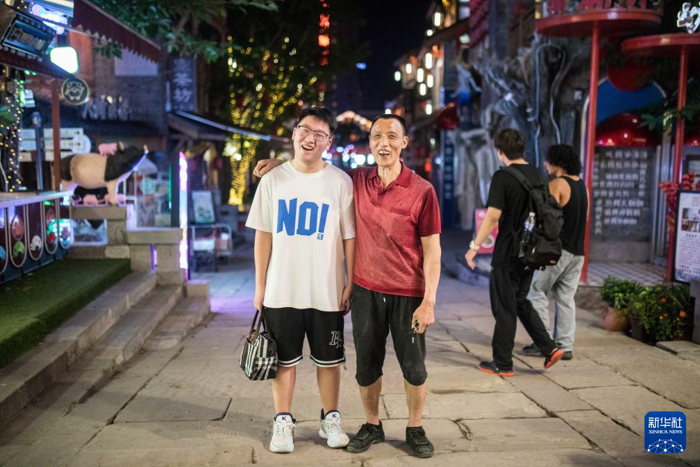 温度丨父亲节，“棒棒”父亲收到了儿子的礼物