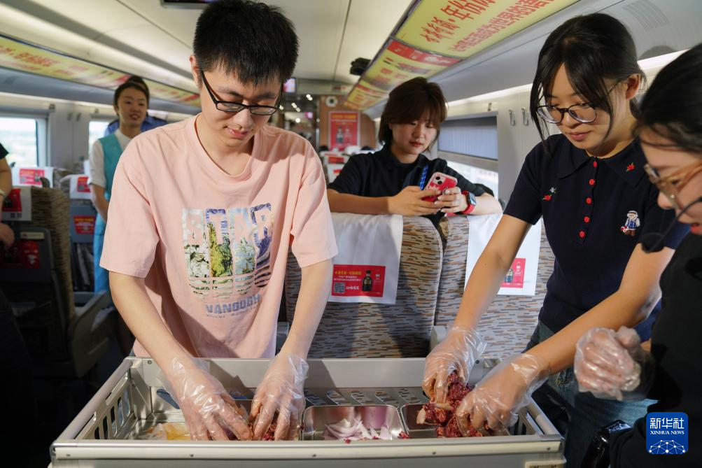 坐着高铁吃烤肉