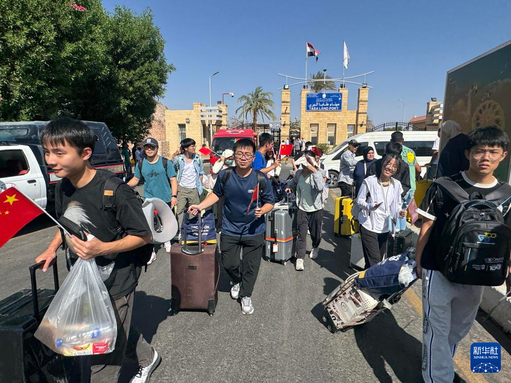 上百名在以中国公民撤离至埃及境内