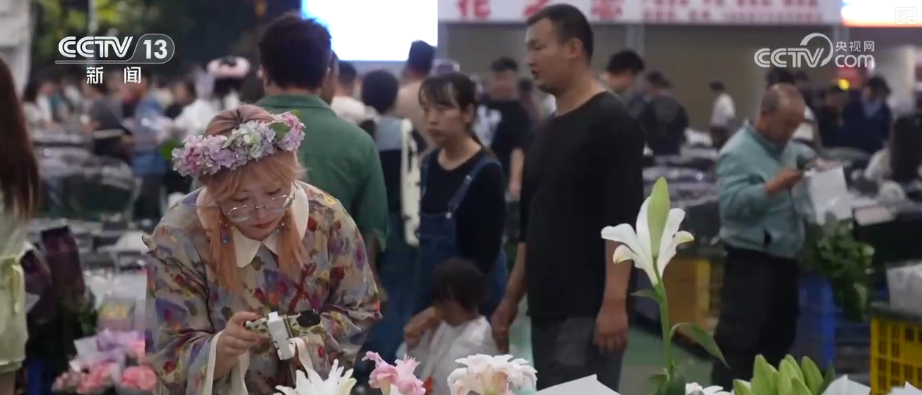 芬芳“夜经济”一路繁花燃动消费热力 定制化拍卖游客“尝尝鲜”