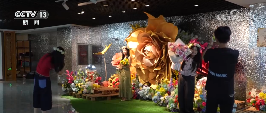 芬芳“夜经济”一路繁花燃动消费热力 定制化拍卖游客“尝尝鲜”