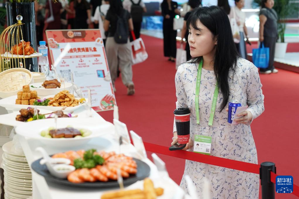 新华全媒+丨从田园到餐桌：链博会里看中外美食