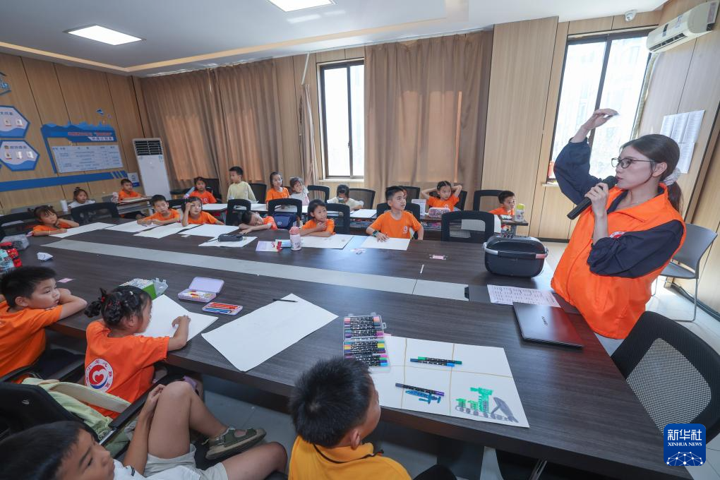 “爱心教室”托起多彩暑假