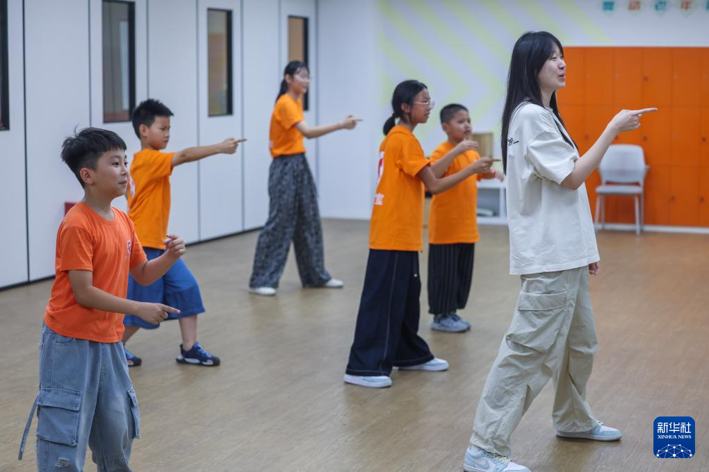 “爱心教室”托起多彩暑假