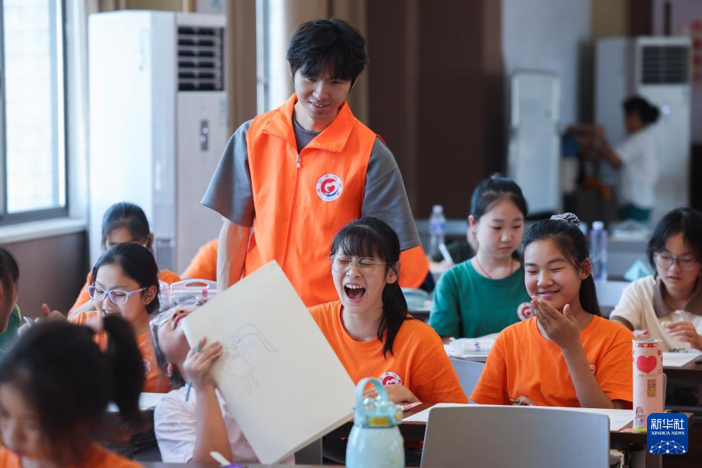 “爱心教室”托起多彩暑假