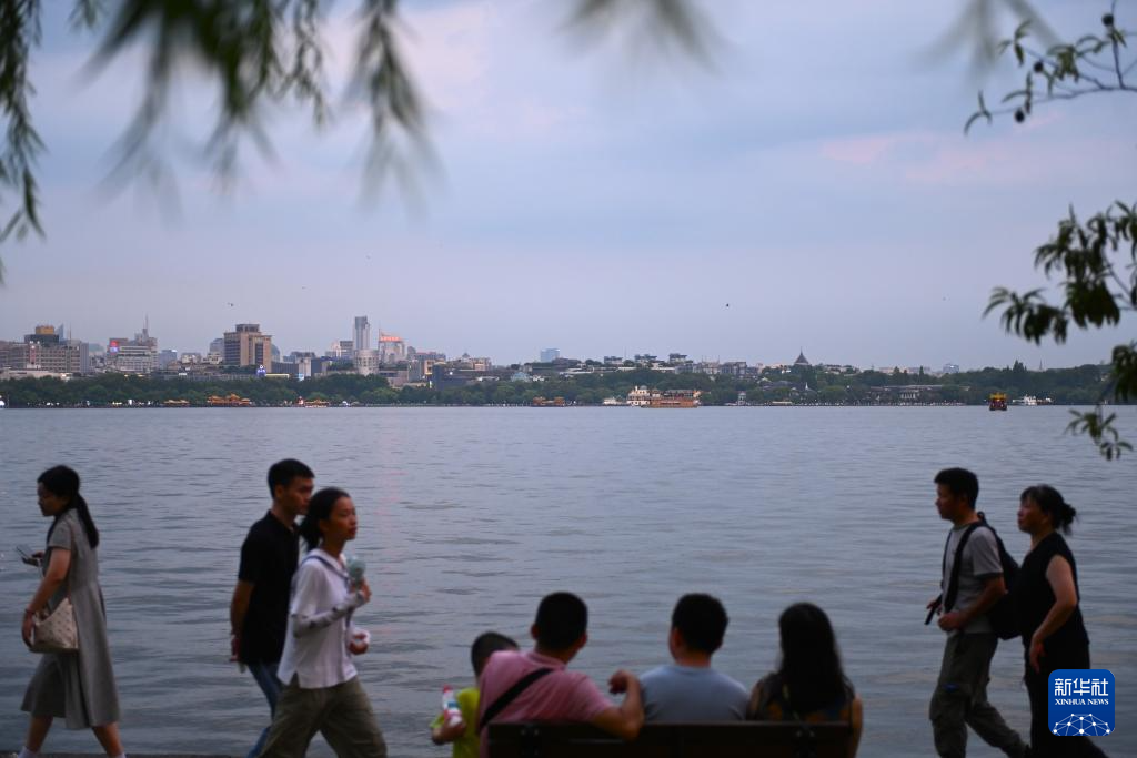 活力中国调研行|杭州西湖游人多