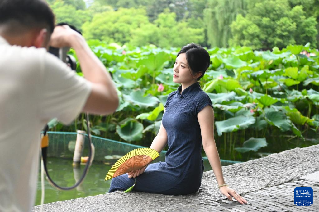 活力中国调研行|杭州西湖游人多