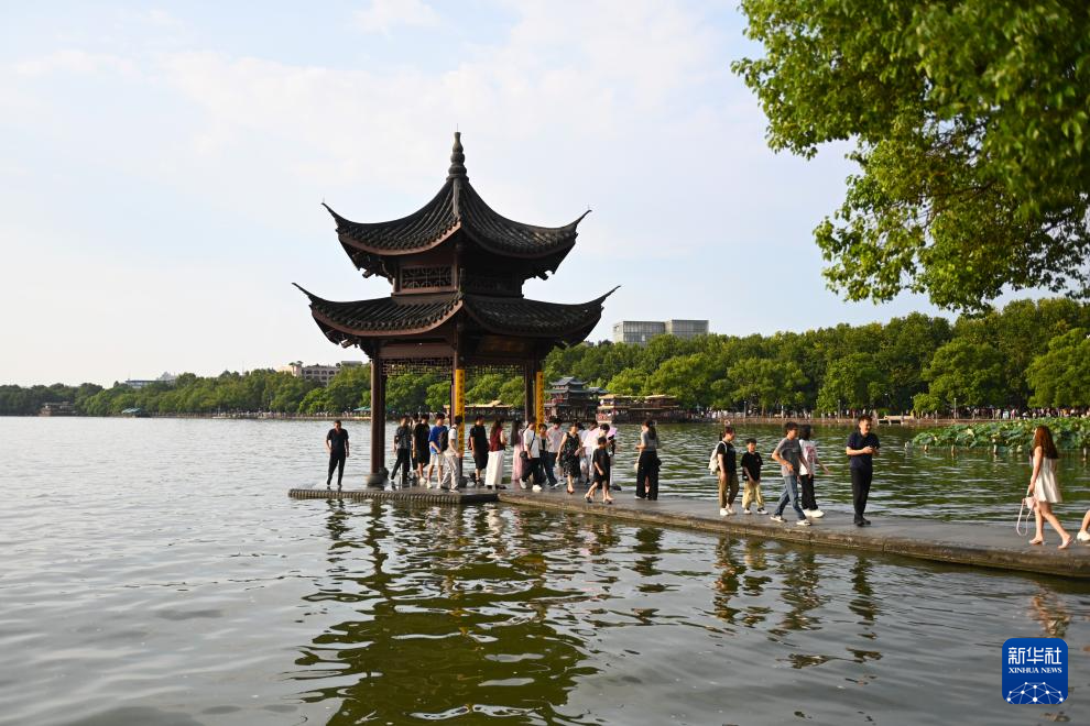 活力中国调研行|杭州西湖游人多