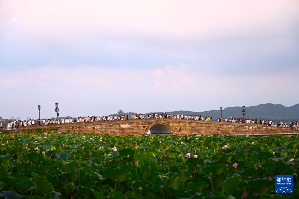 活力中国调研行|杭州西湖游人多