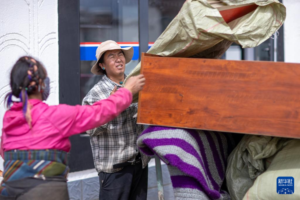 西藏定日地震首批受灾群众入住新居