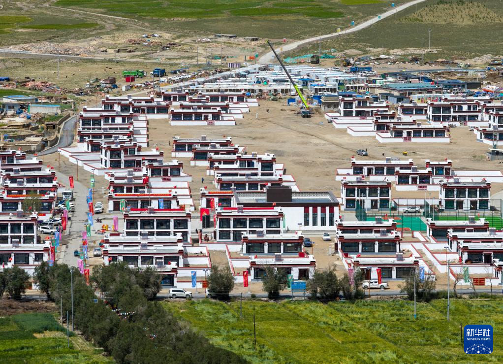 西藏定日地震首批受灾群众入住新居