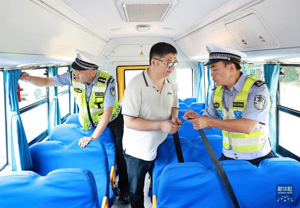 校车“体检”迎开学