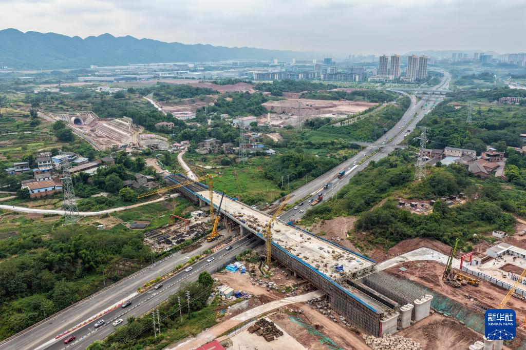 成渝中线高铁科学城站六线道岔特大桥合龙