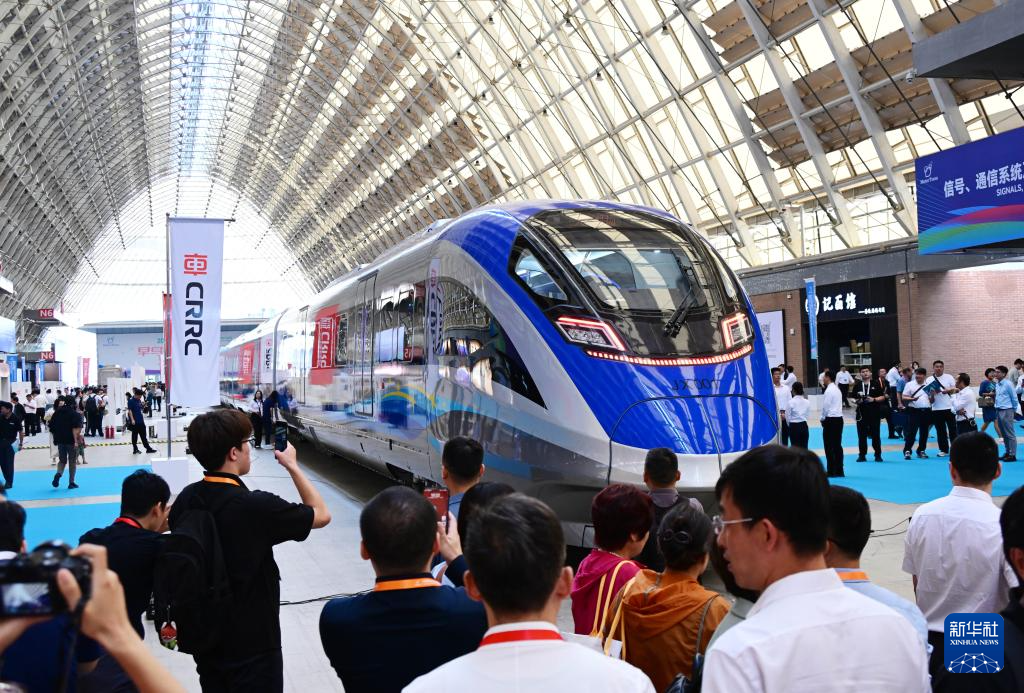 中国标准智能市域列车在青岛亮相 将用于京雄快线