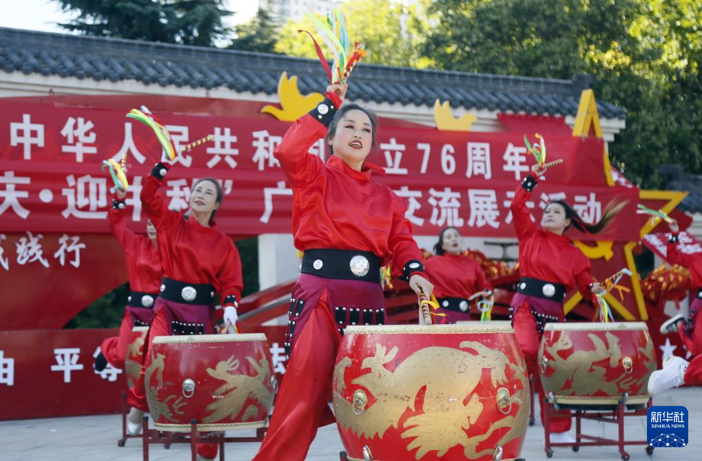 多彩活动迎“双节”