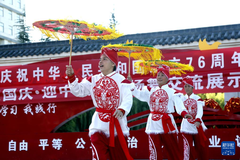 多彩活动迎“双节”