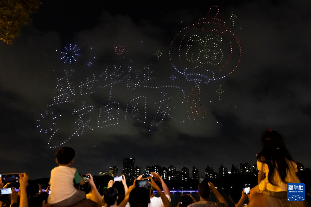 上海：无人机灯光秀迎国庆