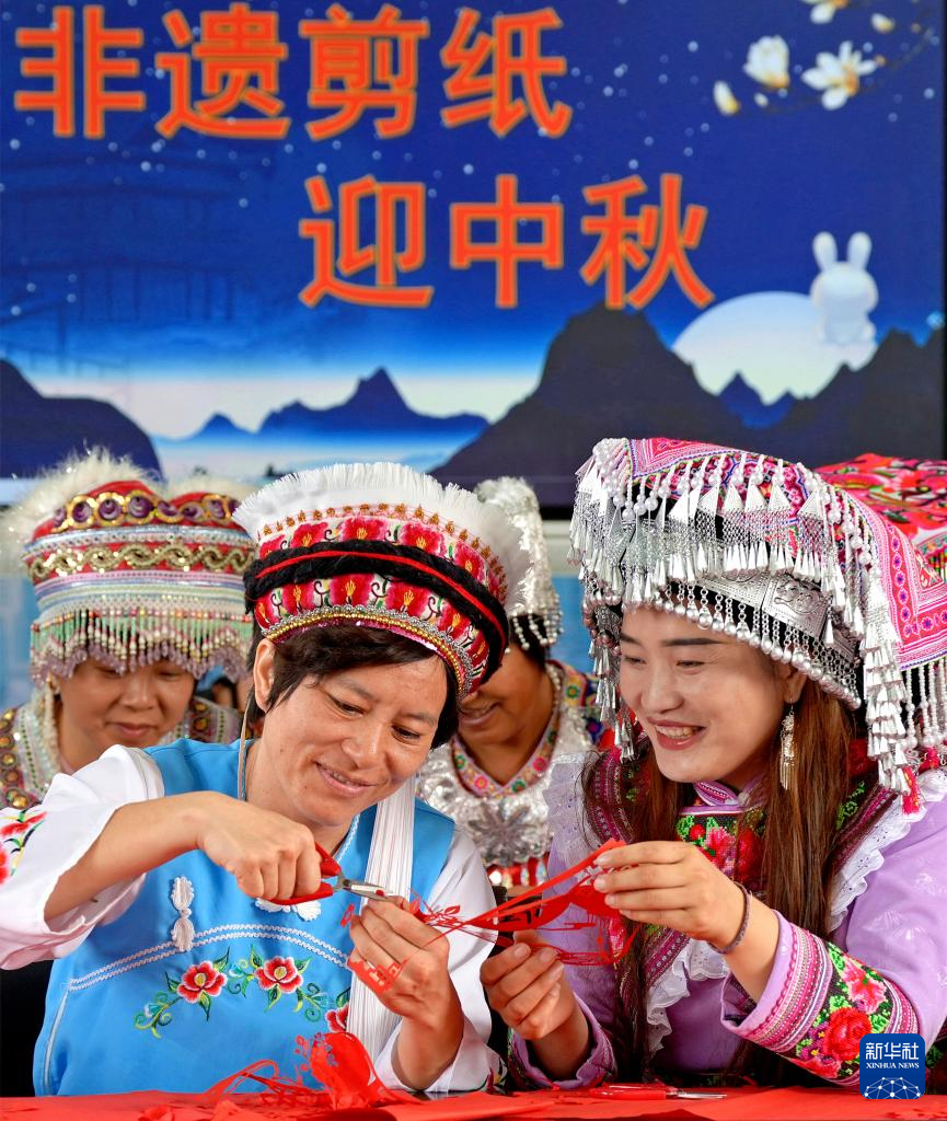 多彩活动迎“双节”