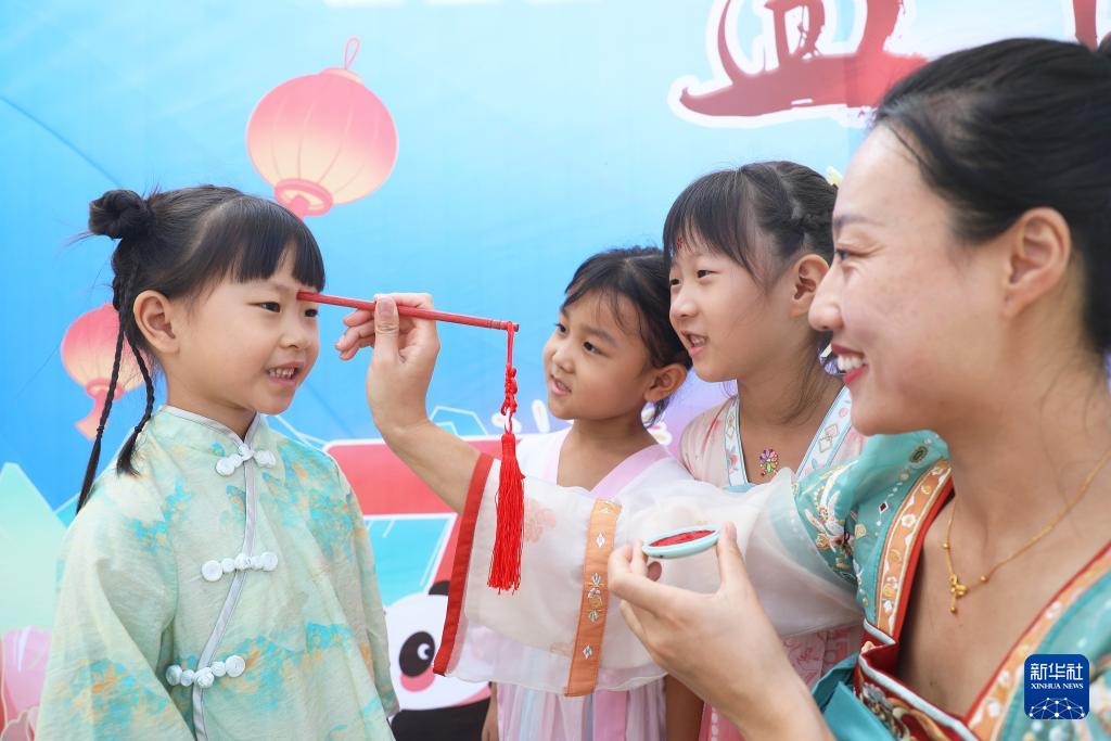 多彩活动迎“双节”