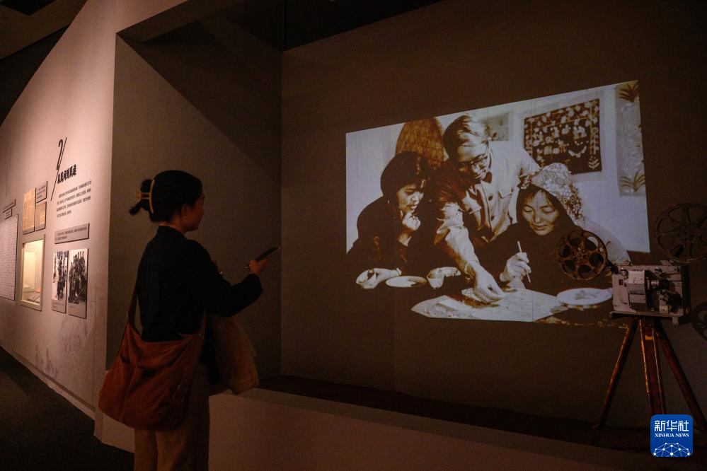 “大地绘彩——2025年农民画大展”在国博开幕