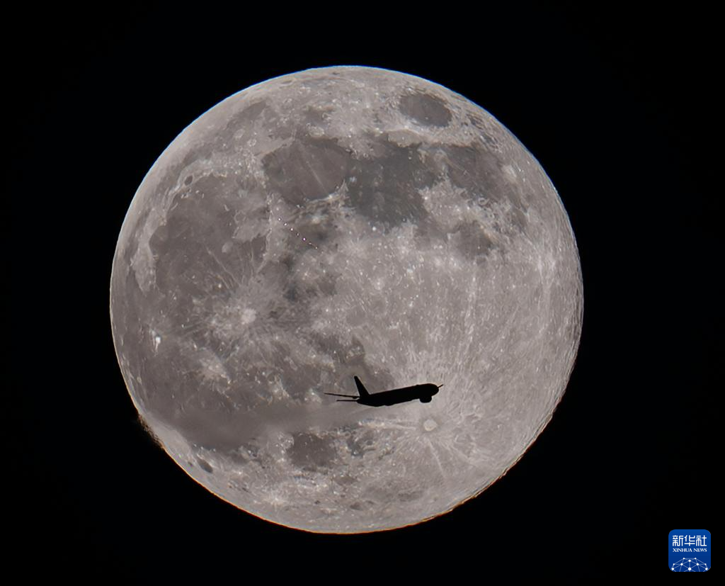 “超级月亮”现身天宇