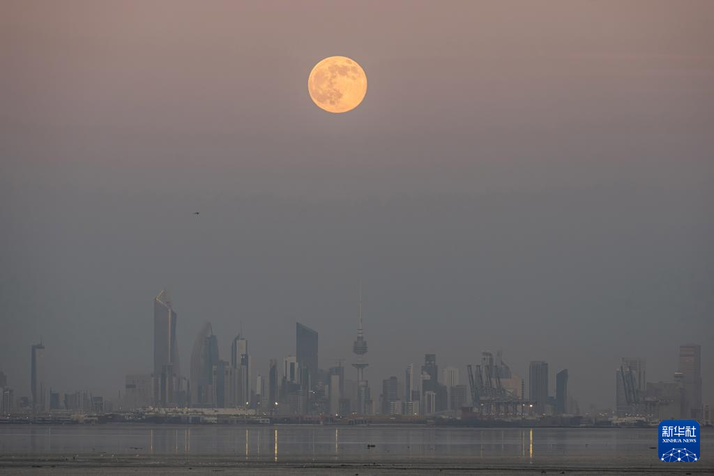 “超级月亮”现身天宇
