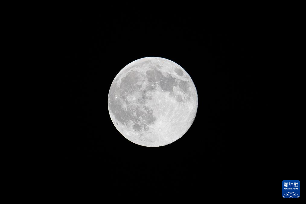 “超级月亮”现身天宇