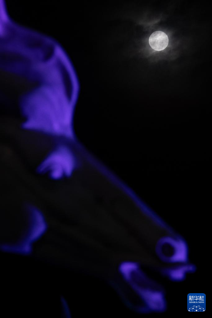 “超级月亮”现身天宇