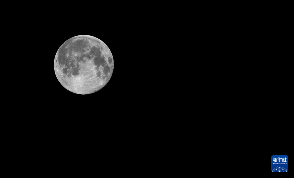 “超级月亮”现身天宇