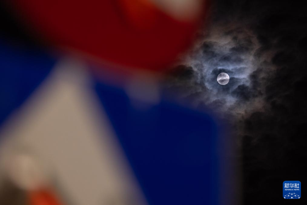 “超级月亮”现身天宇