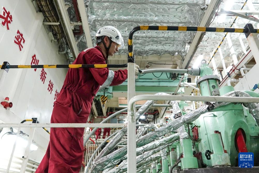 第42次南极考察丨记者手记：他们，工作在“雪龙”号最深处