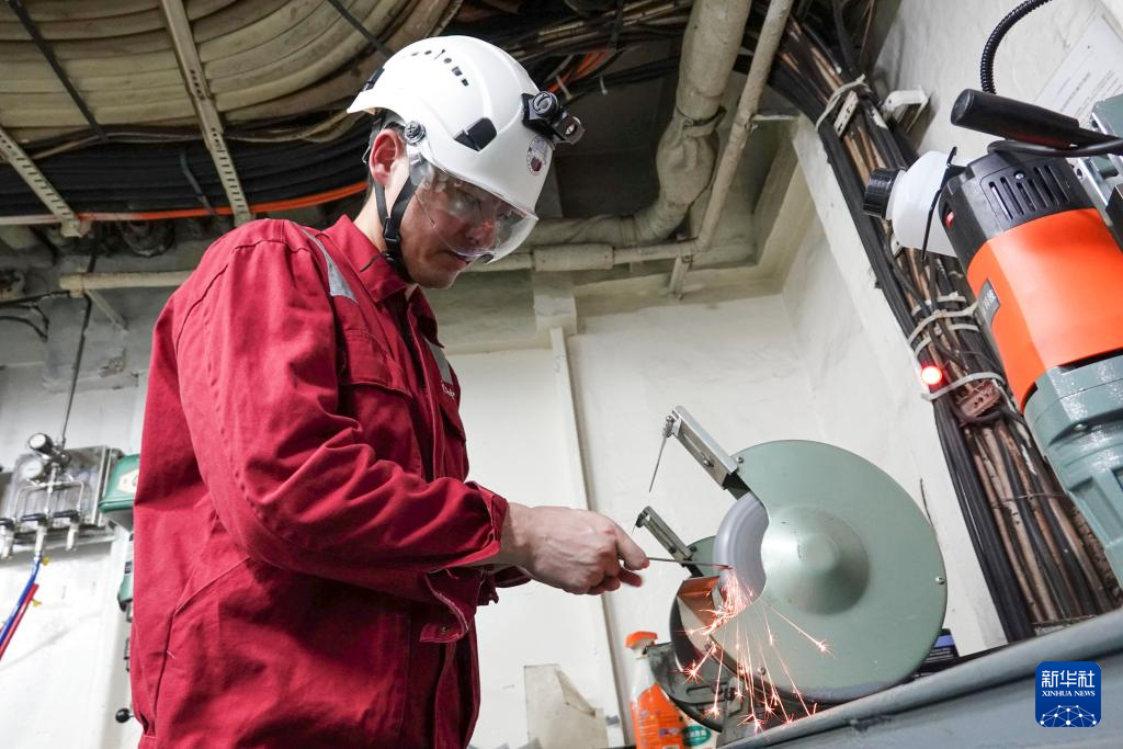 第42次南极考察丨记者手记：他们，工作在“雪龙”号最深处