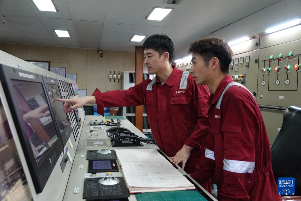 第42次南极考察丨记者手记：他们，工作在“雪龙”号最深处