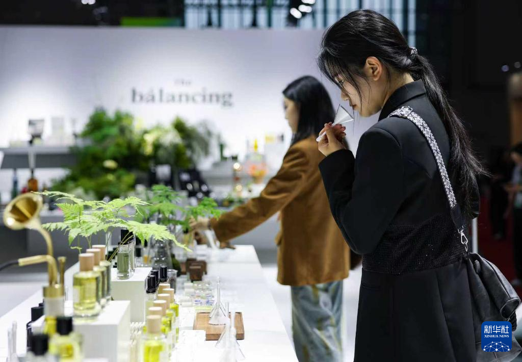 第八届进博会丨在消费品展区体验美好生活