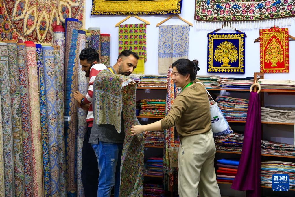 第八届进博会丨在消费品展区体验美好生活