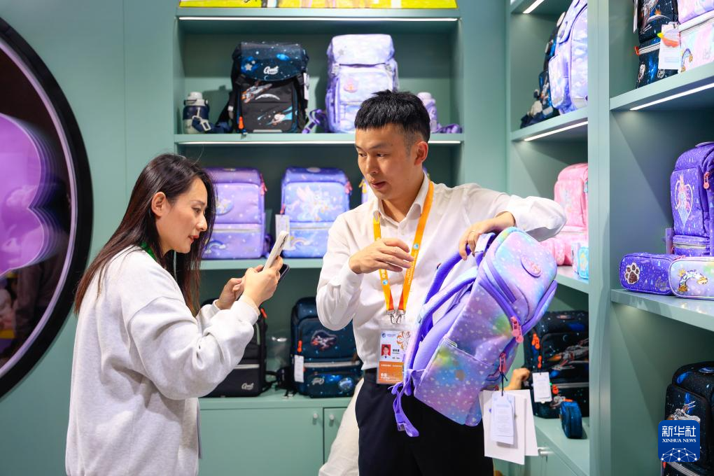 第八届进博会丨在消费品展区体验美好生活