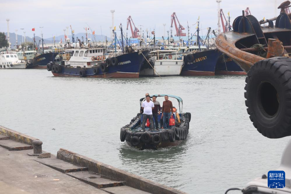 福建：防御台风“凤凰” 渔船回港人员上岸