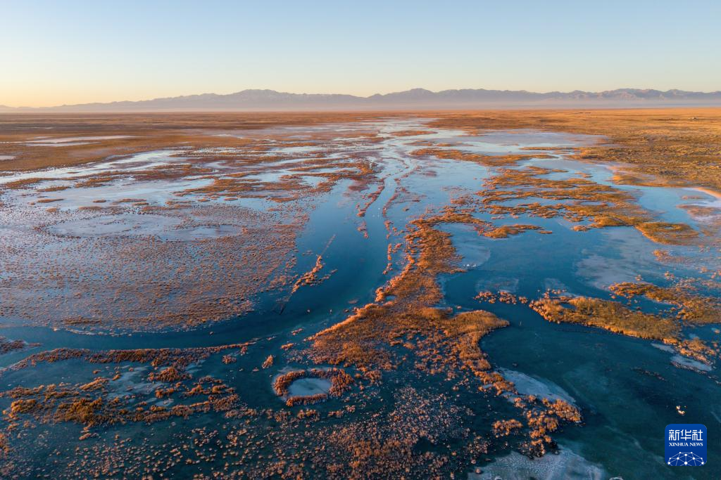 大、小苏干湖:咸淡相连的高原“姊妹湖”