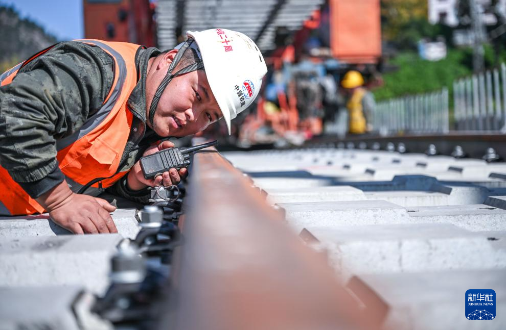 贵州瓮马铁路南延伸线架梁铺轨完成