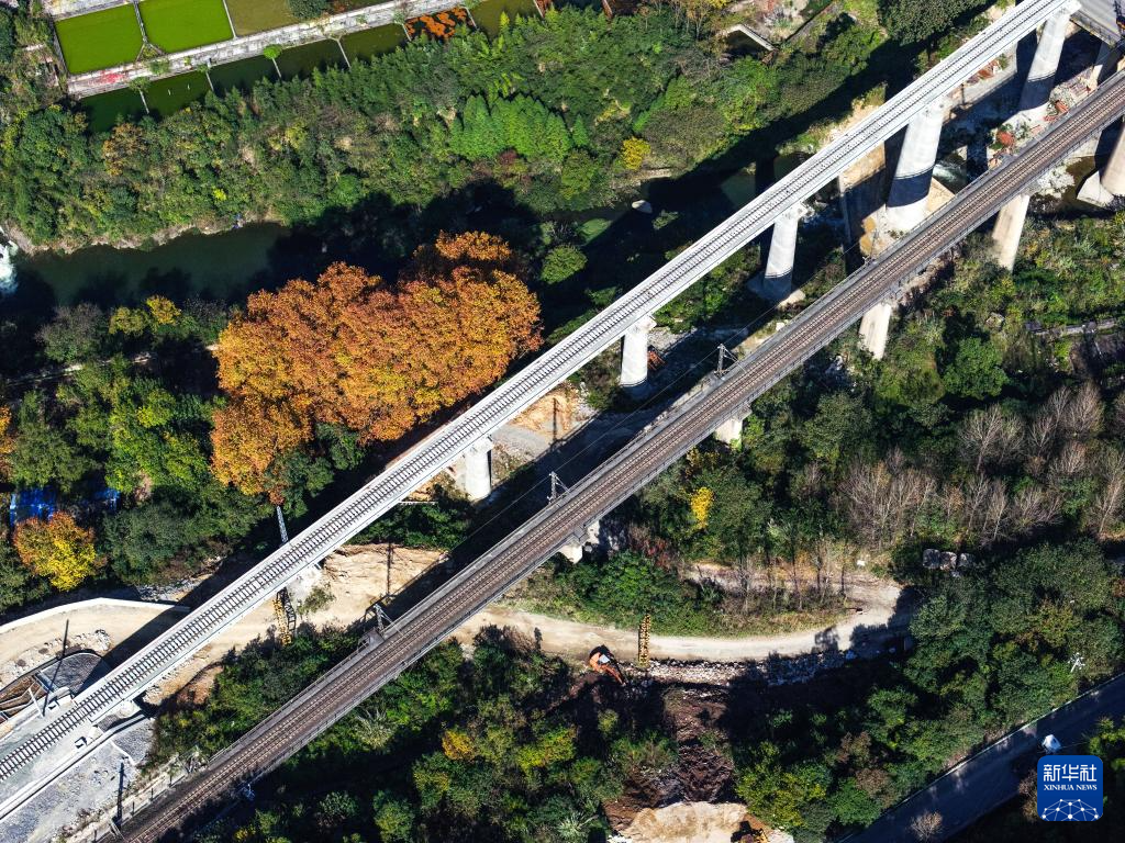 贵州瓮马铁路南延伸线架梁铺轨完成