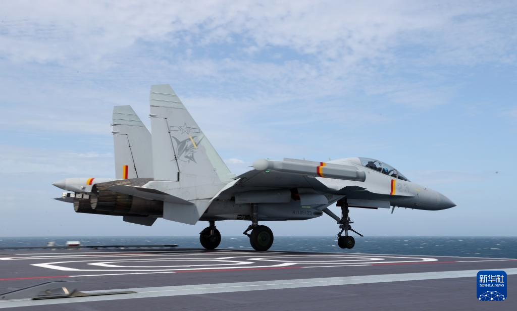 海军福建舰开展入列后首次海上实兵训练