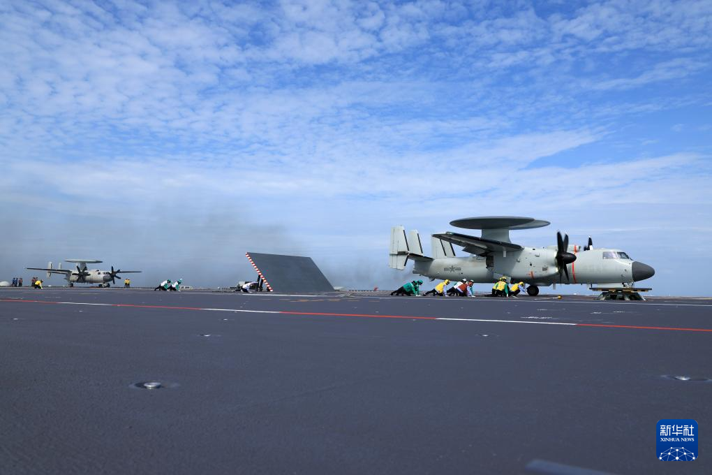 海军福建舰开展入列后首次海上实兵训练